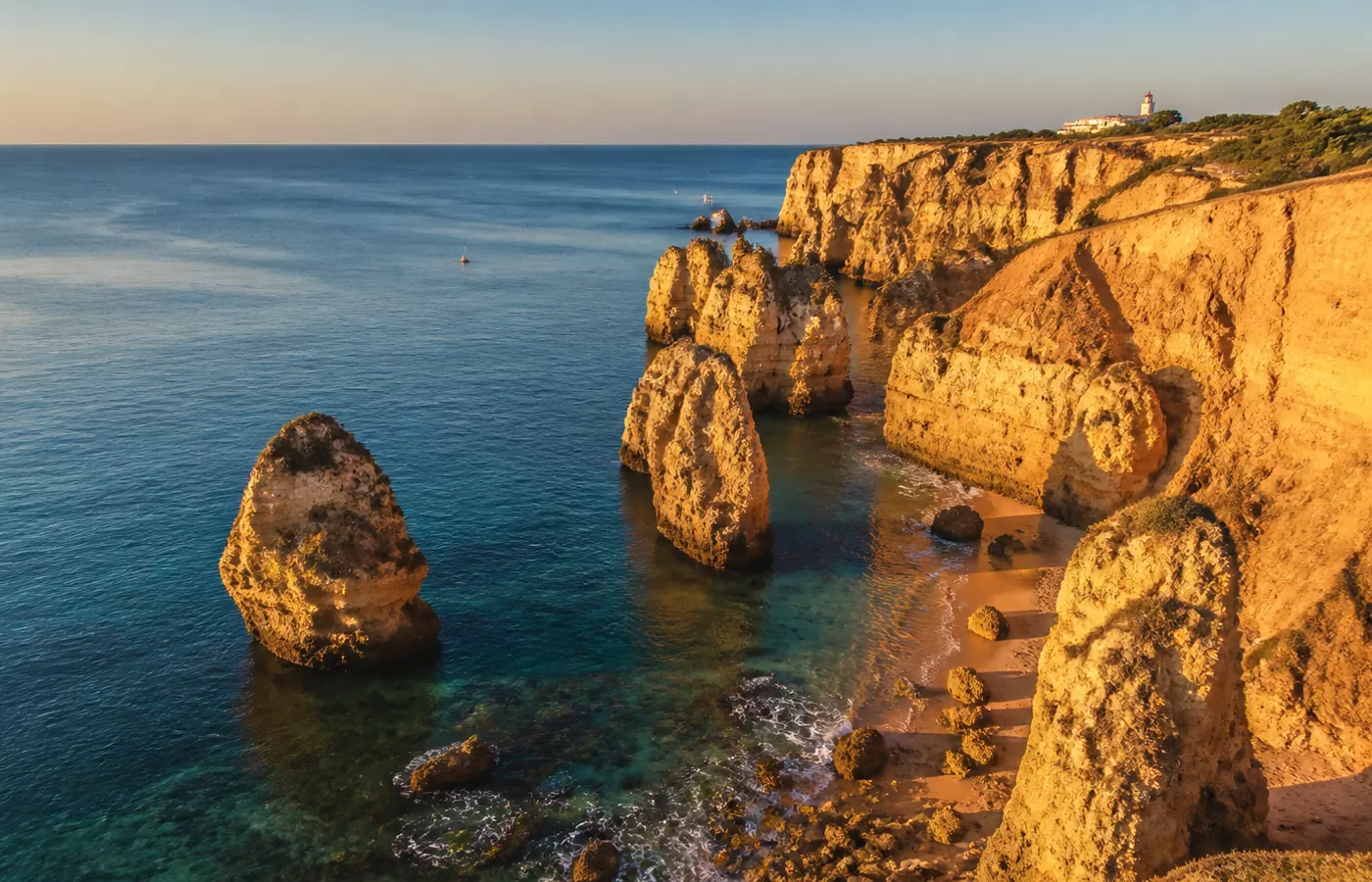 Falésias douradas do Algarve, em Portugal, ao fim da tarde
